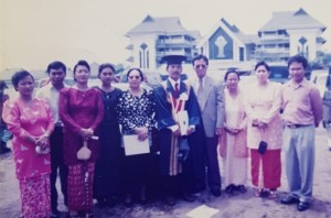 SAAT WISUDA S-1 UII YOGYAKARTA DIHADIRI PAPA & IBU DRS. H. ABUBAKAR